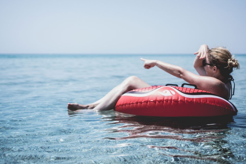 chica rubia sobre un flotador y en el agua